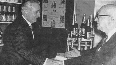 Louis RAISON vente la saveur du cidre au Prsident Edgar FAURE,  l'occasion d'un salon