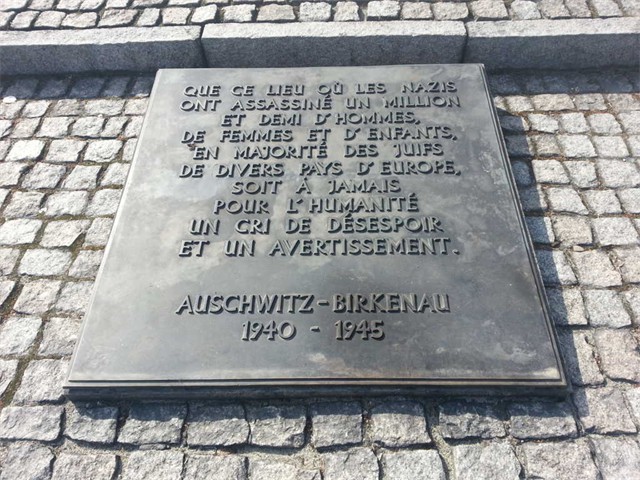 15. Auschwitz-Birkenau. Plaque du souvenir.(FILEminimizer)