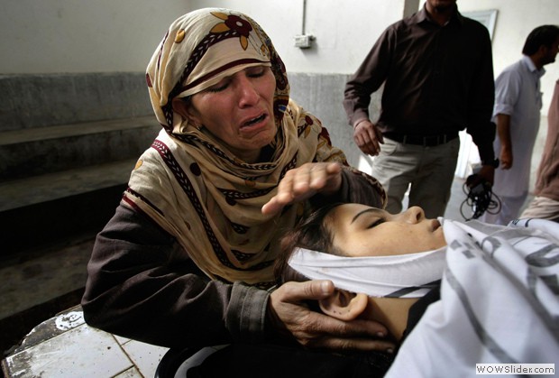 Rukhsana Bibi pleure sur le corps de sa fille  Madiha Bibi, tu par des inconnus arms,  la morgue de l'hpital local  Karachi.