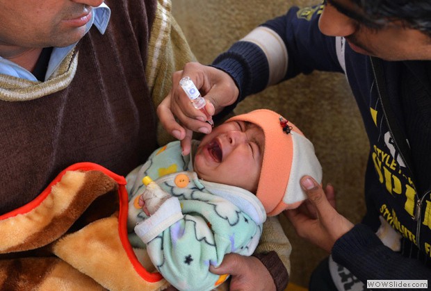 Vaccination d'une petite fille  Peshawar