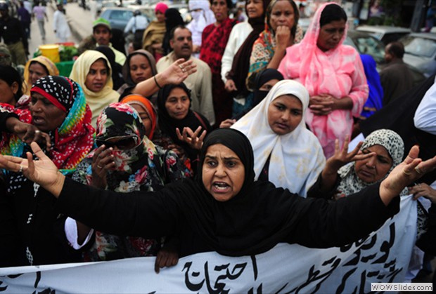 Pakistanais criant des slogans contre l'assassinat de leurs collgues lors d'une manifestation  Karachi