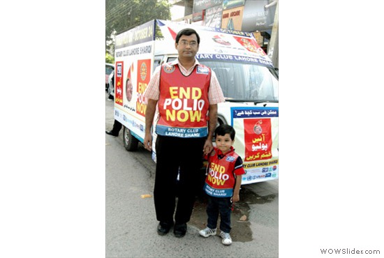 Rotarians and other Rotary family members in Lahore, Punjab, Pakistan, turn out to support an End Polio Now car rally.