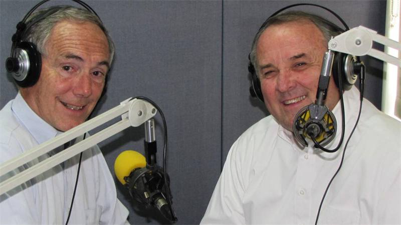 Ron Burton participe à Voix du Rotary, une émission radio hebdomadaire en Australie. 