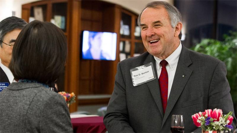 Le président Burton accueille des invités au siège mondial du Rotary à Evanston.