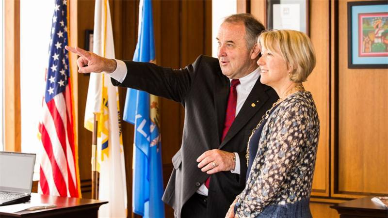 Le Président du Rotary Ron Burton dans son bureau à Evanston en compagnie de Carrie Hessler-Radelet, directrice de Peace Corps, après la signature d'un partenariat avec le Rotary. 