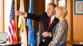 Le Président du Rotary Ron Burton dans son bureau à Evanston en compagnie de Carrie Hessler-Radelet, directrice de Peace Corps, après la signature d'un partenariat avec le Rotary. 