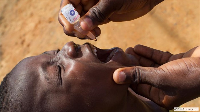 
Vaccination d'un enfant contre la polio à Azuretti.

