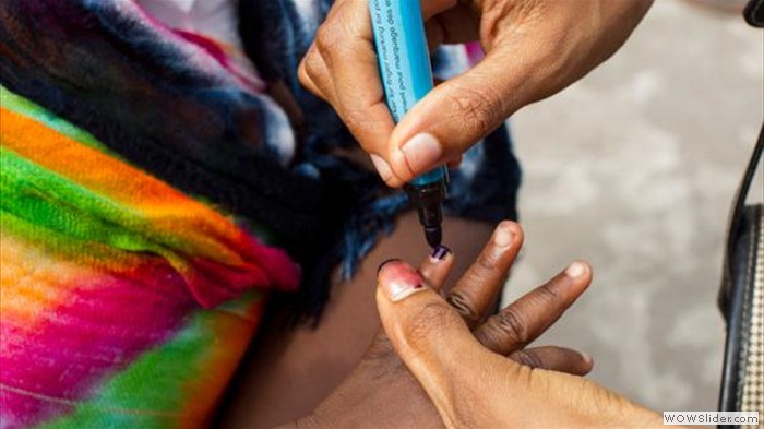 
L'ongle d'un enfant est marqués à l'encre pour signaler qu'il a été vacciné contre la polio.
