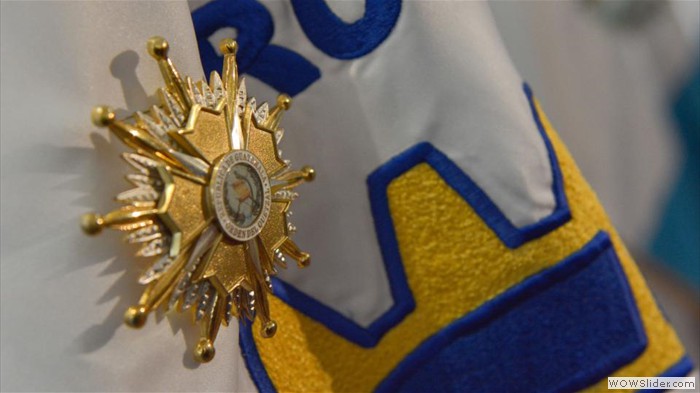 La décoration de Grand officier de l’Ordre du Quetzal, ici épinglée sur le drapeau rotarien, a été décernée par le Guatemala au Rotary en reconnaissance de ses efforts humanitaires dans ce pays et de sa contribution dans la campagne mondiale d’éradication de la polio.