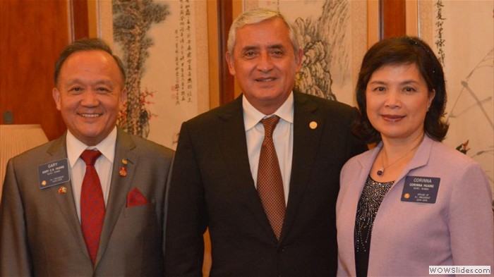 (De gauche à droite) Gary Huang, président élu du Rotary, en compagnie du président guatémaltèque, Otto Pérez Molina, et de son épouse Corinna.