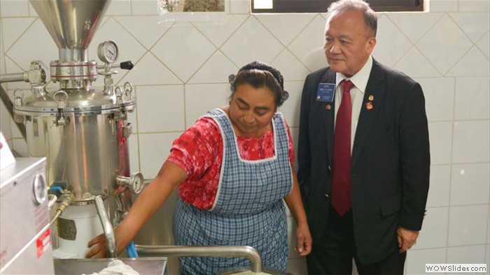 Gary Huang, président élu du Rotary, se familiarise au fonctionnement d’une machine de production de lait de soja dans l’école Próximos Pasos à Santa María de Jesús au Guatemala. Le Rotary club de Guatemala Sur a fait appel à une subvention du Rotary pour acheter cet équipement. 