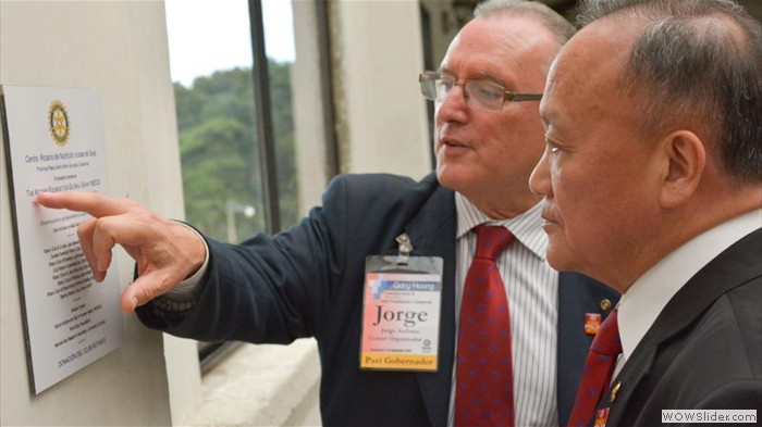 Jorge Aufranc, ancien gouverneur du district 4250, montre au président élu du Rotary Gary Huang la plaque commémorative indiquant que l’action montée à l’école Próximos Pasos à Santa María de Jesús (Guatemala) a été financée par une subvention mondiale. 