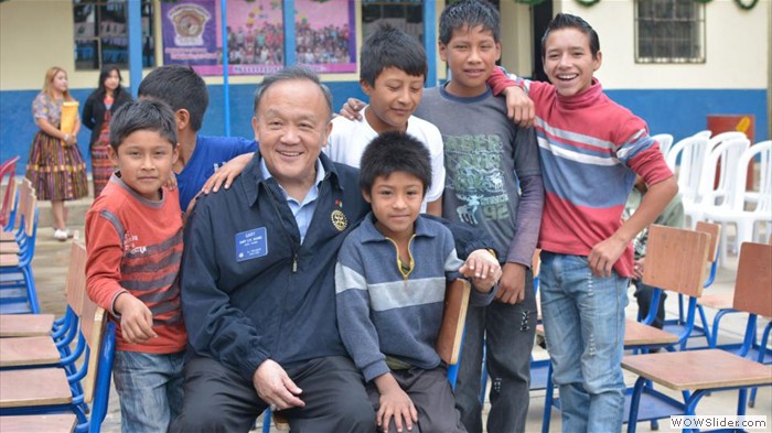 Gary Huang, président élu du Rotary, avec des élèves de l’école Aldea Santa Marta, un des neuf établissements scolaires de Sumpango (Guatemala).