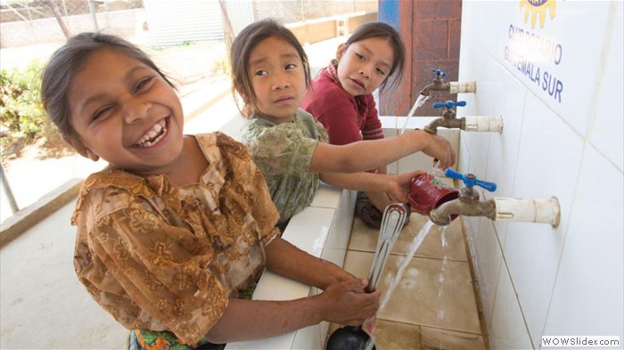 Des écolières font la vaisselle dans les nouveaux lavabos de l’école Rancho Alegre, une des neuf établissements de la région rurale de Sumpango (Guatemala) ayant bénéficié d’une subvention mondiale. 