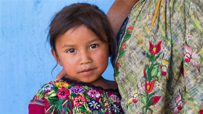 Une fillette près d'une école de Rancho Alegre au Guatemala. Une subvention mondiale a permis aux membres du Rotary de fournir des lavabos, des toilettes et des éco-cuisinières à plusieurs écoles de la région.