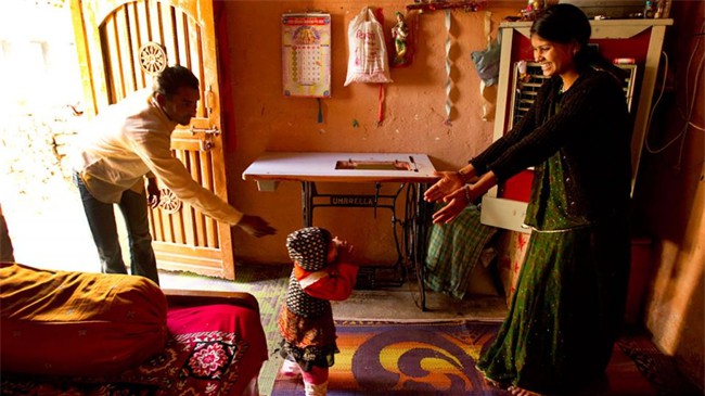 Deepa Kewat (à droite) encourage les premiers pas de sa fille. Mme Kewat est tisseuse de saris dans le cadre d'un programme lancé par Hannah Warren, une ancienne boursière de la Fondation pour aider les femmes à obtenir une autonomie économique en Inde. 