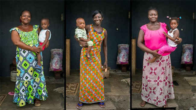 Des mères viennent de faire vacciner leurs enfants contre la polio à Abidjan en Côte d’Ivoire.