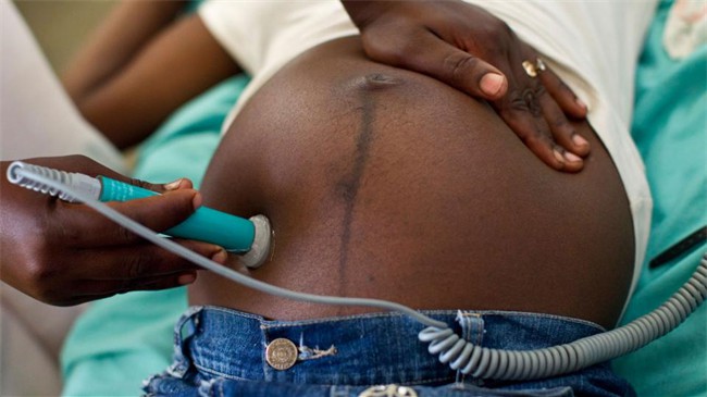 Une sage-femme ausculte une patiente dans un dispensaire mobile à Darlegrand en Haiti. Le personnel de santé peut aujourd'hui atteindre des villages éloignés comme Dargeland grâce à un véhicule tout-terrain financé par des fonds de la Fondation. Pour beaucoup de femmes du village, cette visite médicale était la première de leur grossesse.