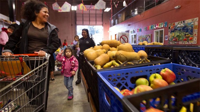 Une mère dans une banque alimentaire à Washington State's Carnation Valley. Le rayon fruits et légumes est approvisionné par Rotary First Harvest, un programme du District 5030 qui fait coopérer producteurs, transporteurs et banques alimentaires pour nourrir les familes défavorisées.