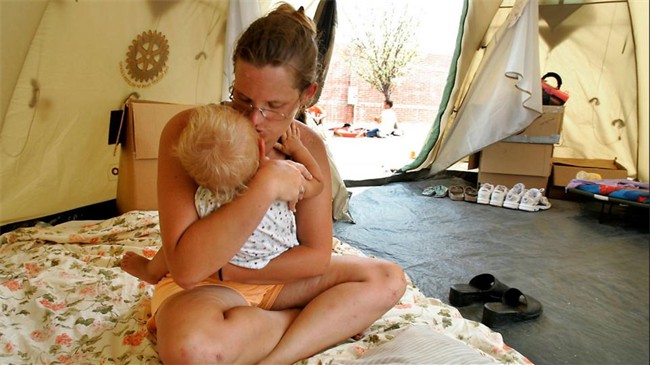 Karen Davis récomforte son bébé dans une tente donnée par les membres du Rotary et ShelterBox USA où Karen, son mari et leurs trois enfants ont logé pendant plusieurs semaines après la destruction de leur maison par l'ouragan Katrina. 