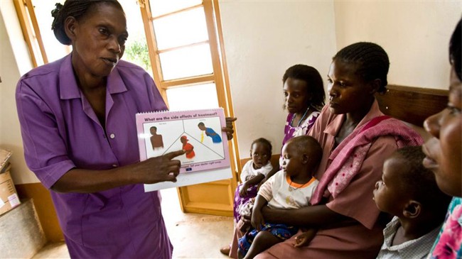Un agent de santé bénévole sensibilise les femmes enceintes au risque du VIH/SIDA dans le cadre d'une action financée par une subvention des Rotary clubs de Muyenga (Ouganda) et de Genk-Noord (Belgique) pour lutter contre les maladies, améliorer la santé des mères et les enfants et développer les économies locales. 