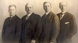 Les quatre premiers Rotariens. À partir de la gauche : Gustavus Loehr, Silvester Schiele, Hiram E. Shorey, Paul P. Harris. Entre 1905 et 1912. Photo : Rotary International.