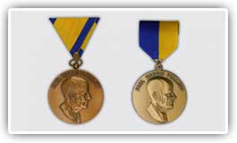 La première médaille PHF (à gauche) et une version plus récente. Différents insignes de boutonnière et rubans ont été également utilisés au fil des ans pour cette distinction