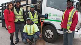 A Safe Haven, une organisation fondée par Neli Vazquez-Rowland, membre du Rotary club de Chicago (à gauche), et son mari, emploie plus de 70 de ses résidents dans ses services d'entretien des espaces verts à Chicago.